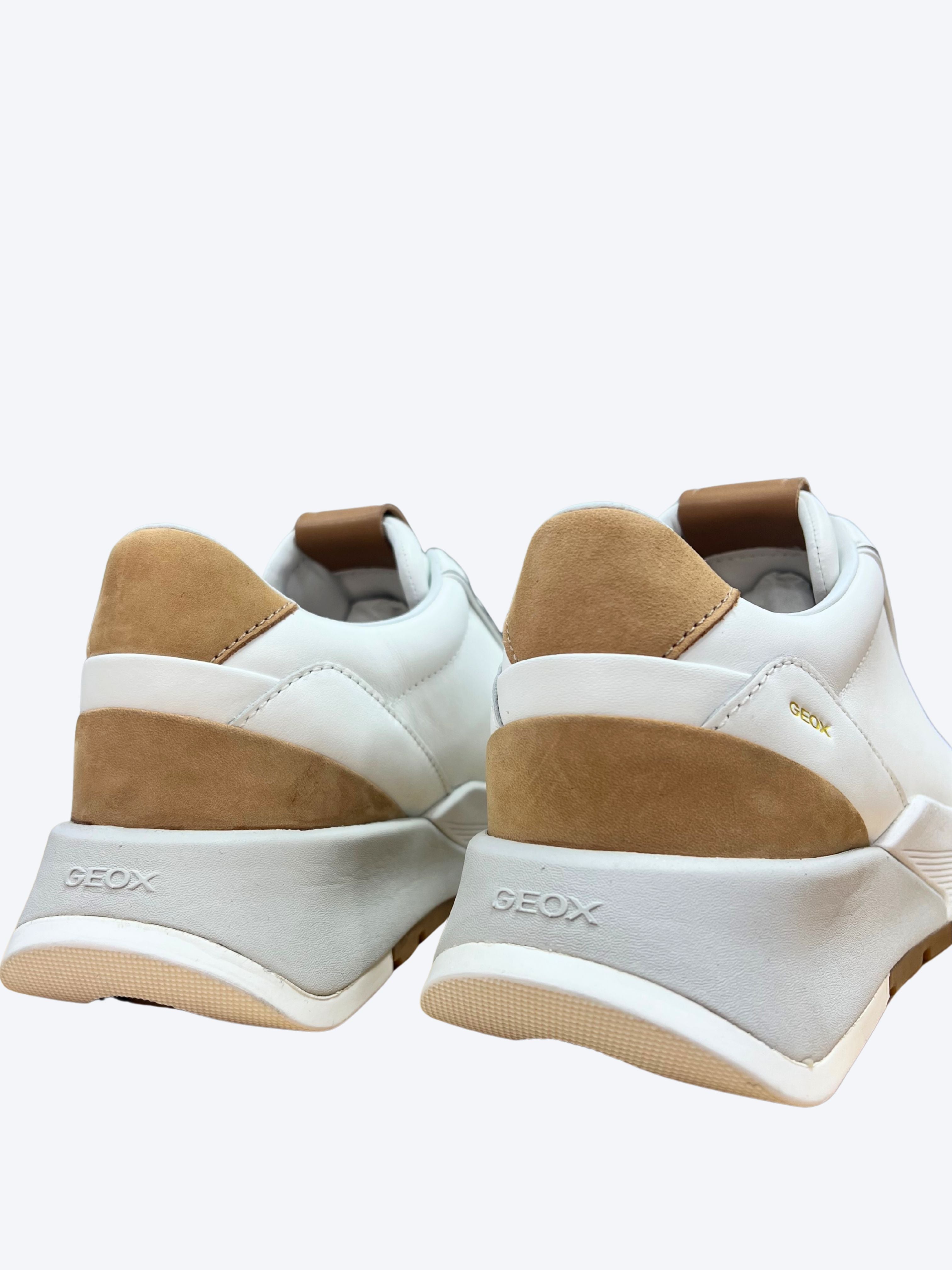 Vista lateral interior de zapatilla Geox para hombre en piel con suela cómoda