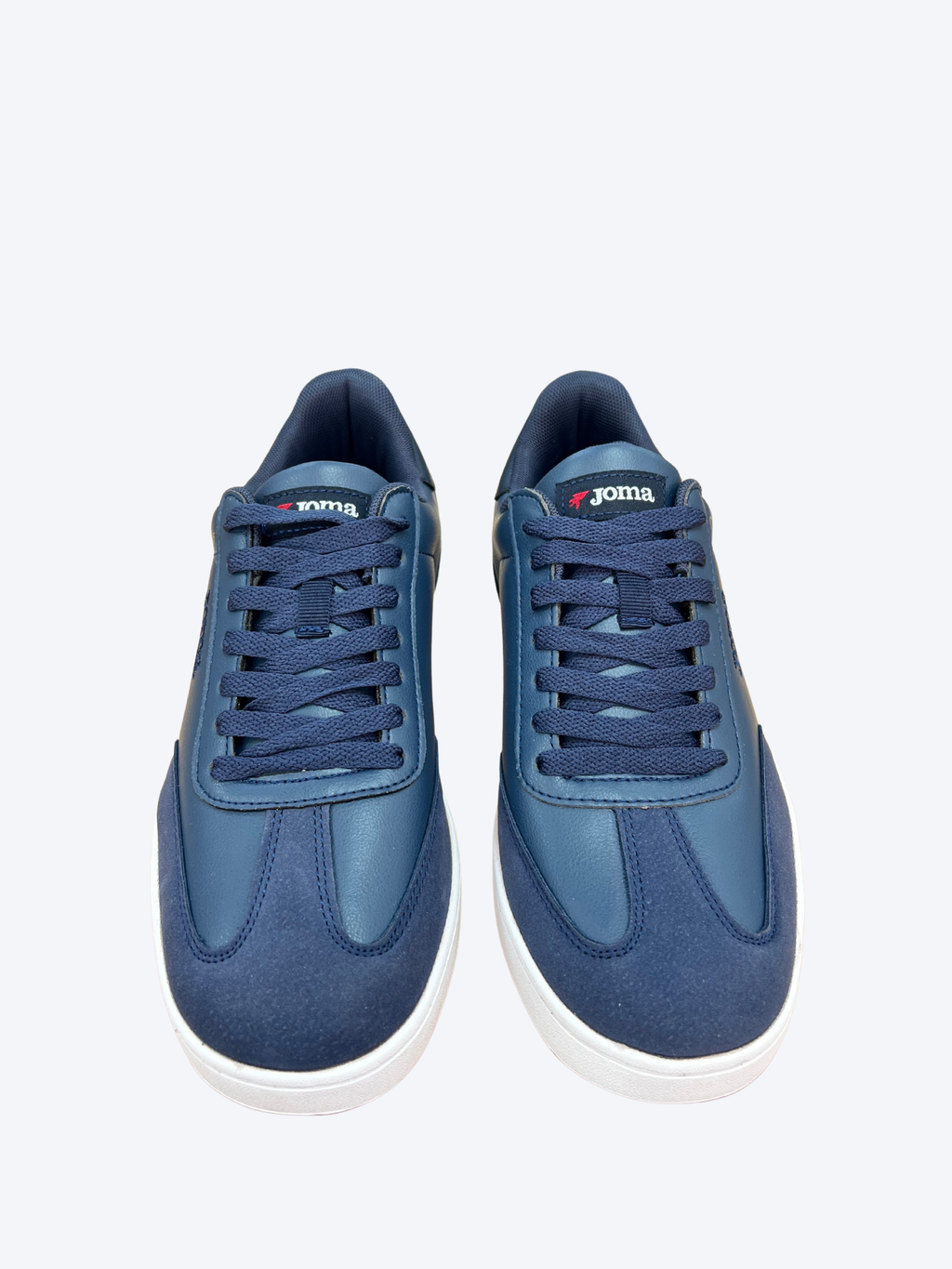 Vista frontal del par de zapatillas Joma Campus para hombre en color azul con diseño casual