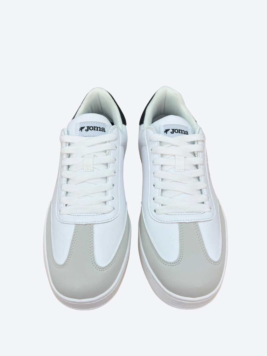 Vista frontal del par de zapatillas Joma Campus para hombre en color blanco con diseño casual