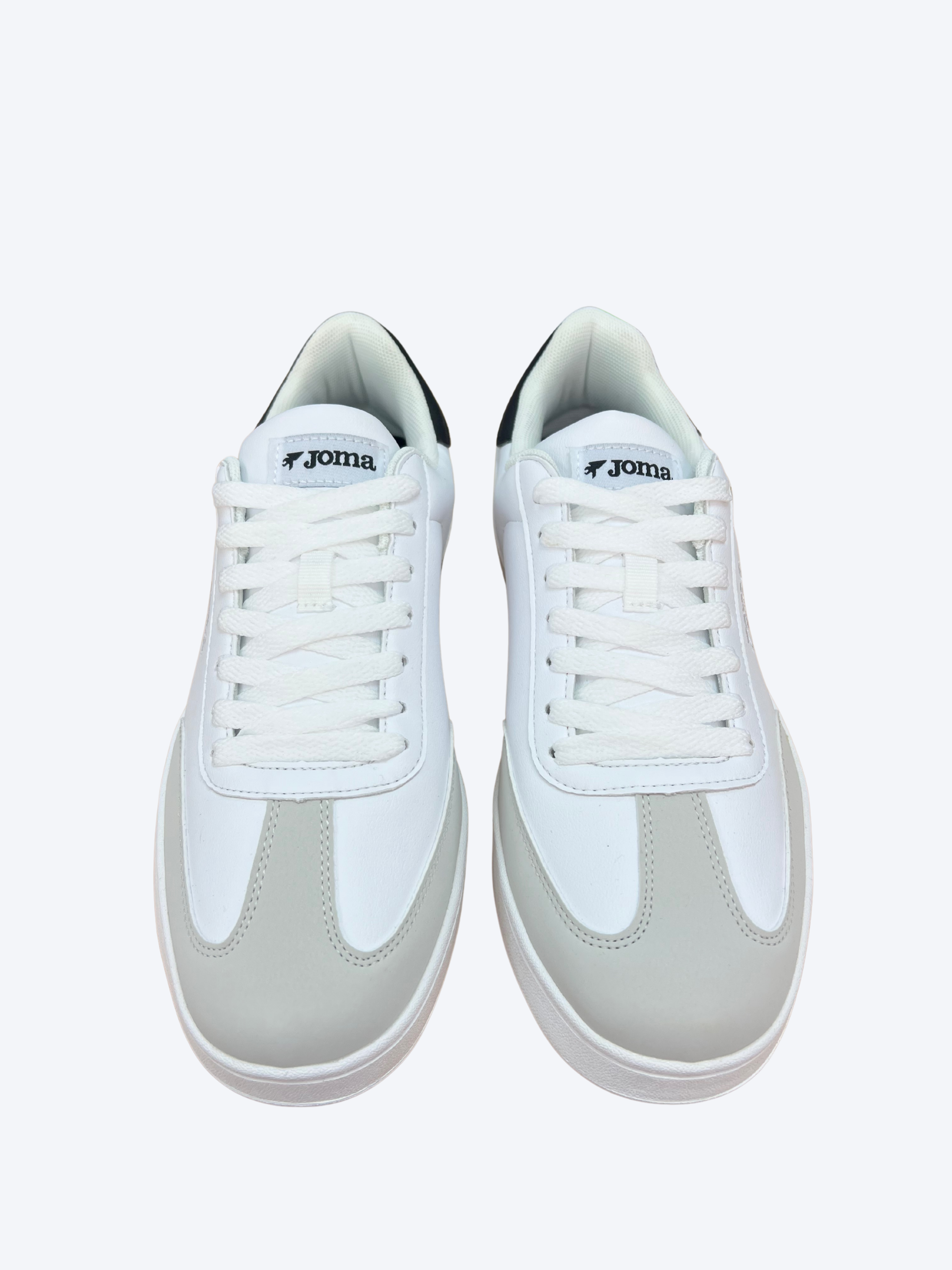 Vista frontal del par de zapatillas Joma Campus para hombre en color blanco con diseño casual