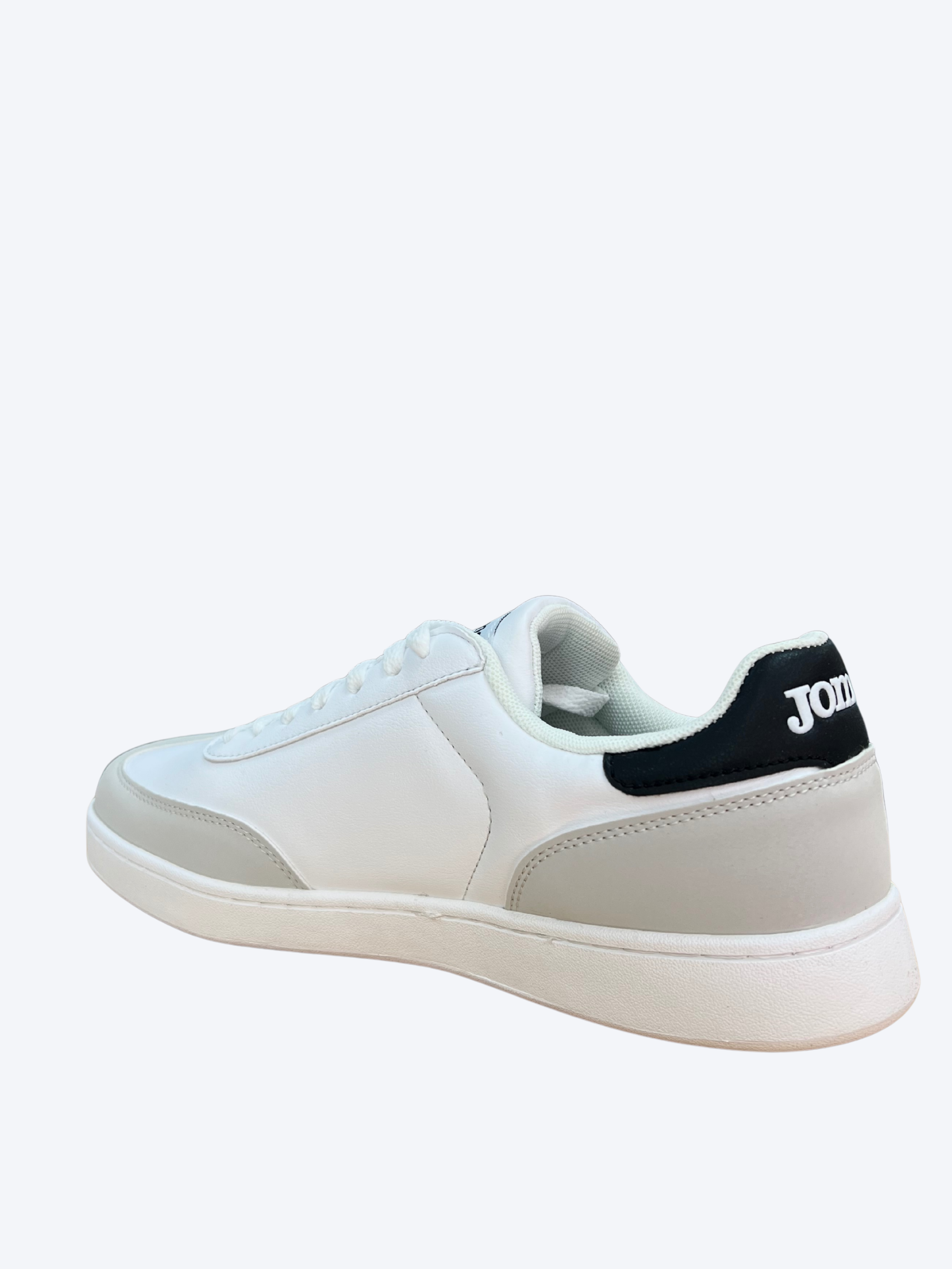 Vista lateral de las zapatillas Joma Campus para hombre en color blanco con diseño casual
