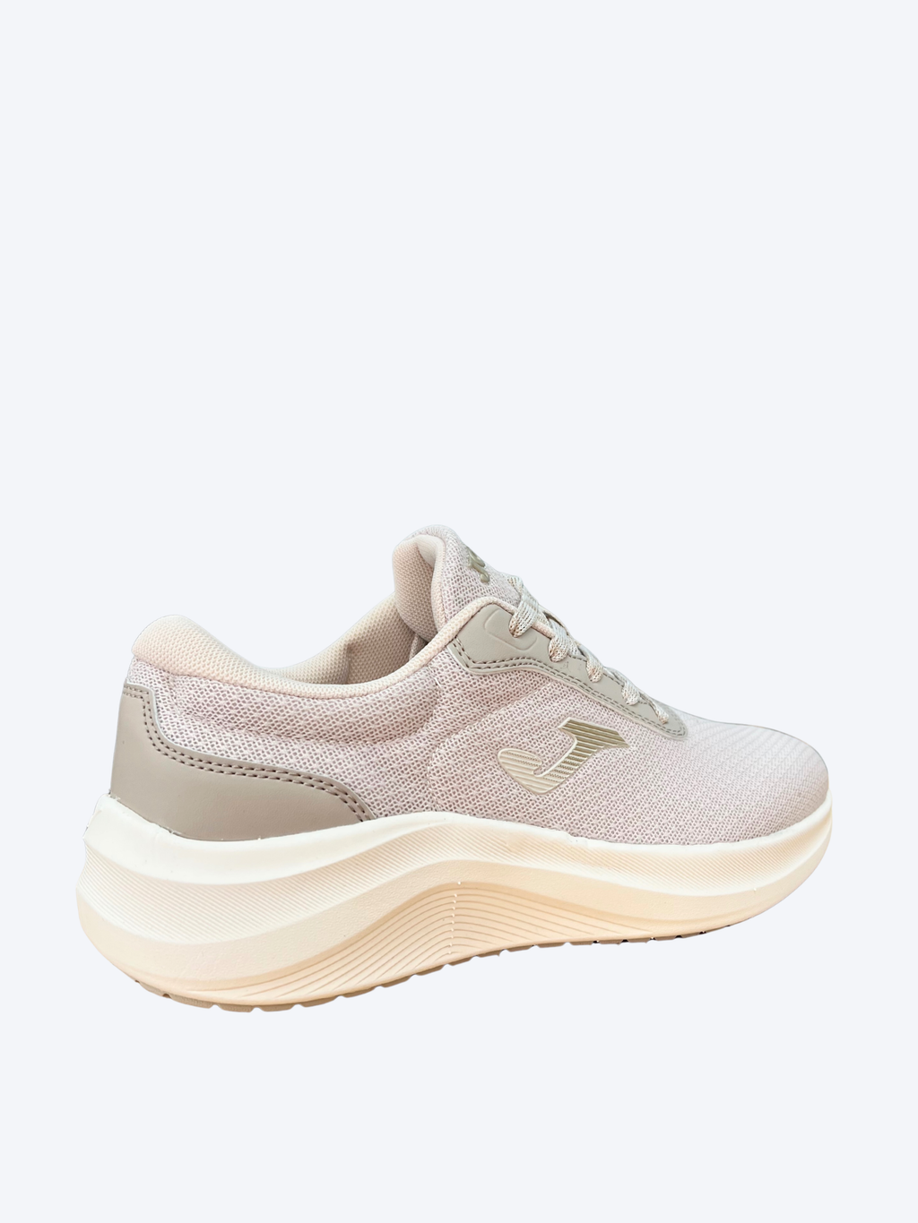 Vista lateral de las zapatillas Joma running para mujer en tono beige con tejido transpirable