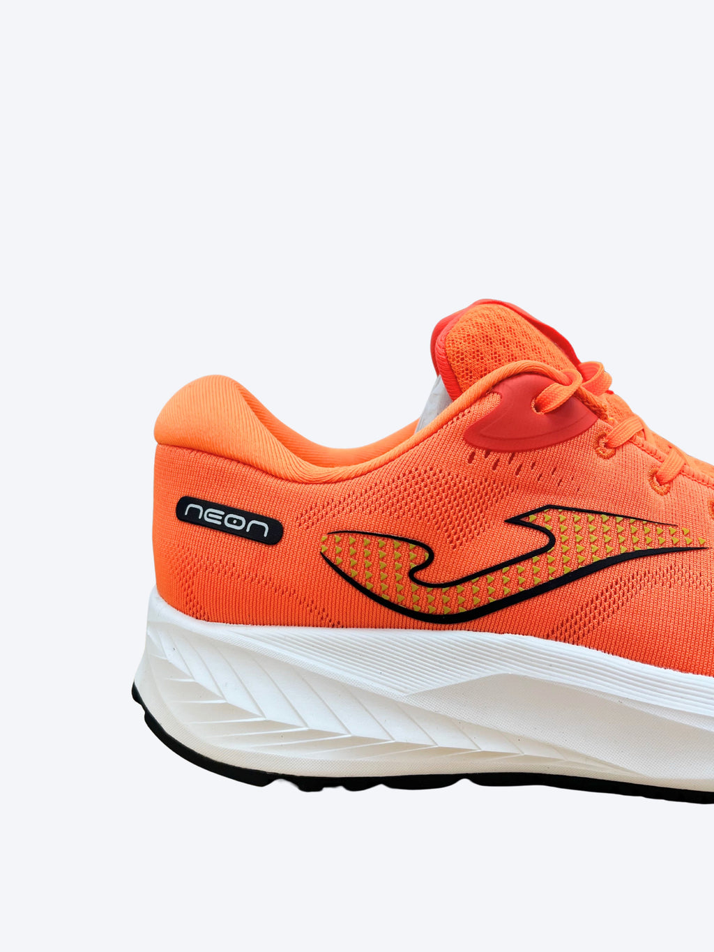 Detalle del talón de las zapatillas Joma Neon para hombre