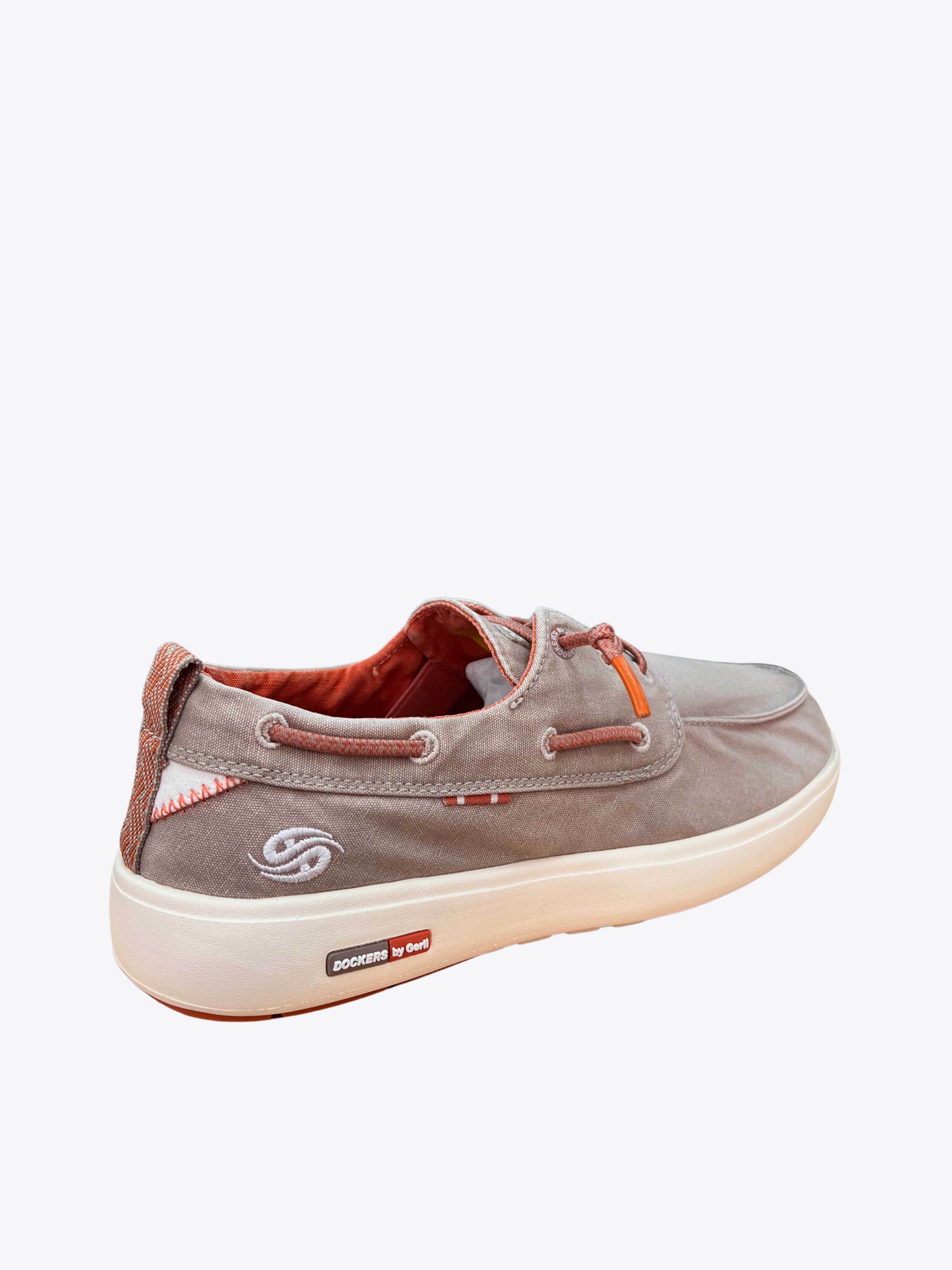 Vista lateral del zapato casual náutico Dockers con suela blanca